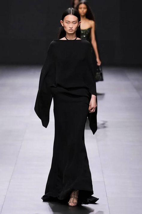 Valentino Spring Summer 2023, Valentino Spring 2023, Best Of Fashion Week, Valentino Runway, Spring 2023 Ready To Wear, Elegant Outfit Classy, Fashion Silhouette, 2023 Ready To Wear, Top Design Fashion