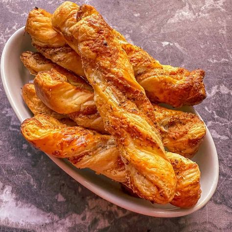 Easy Parmesan Cheese Twists With Puff Pastry Pastry Twists, Puff Pastry Twists, Gourmet Sausage, Cheese Twists, Party Snacks Easy, Cheese Puff Pastry, Easy Puff Pastry, Cheese Straws, Easy Party Food