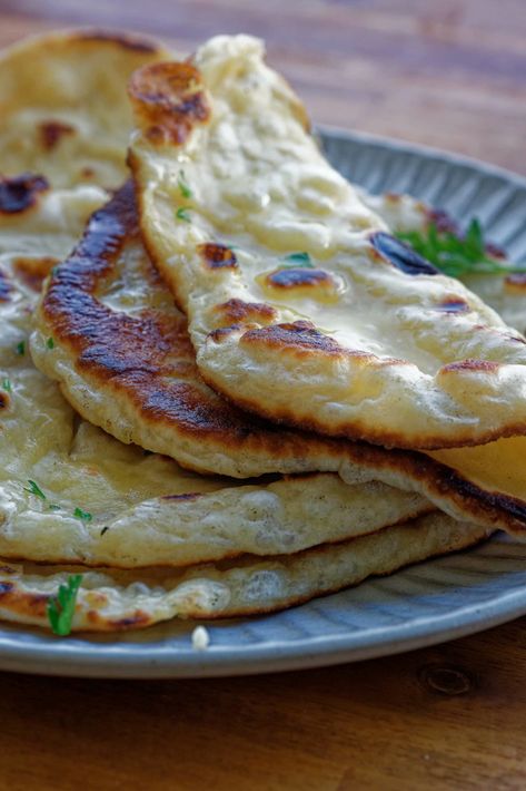 Easy Greek Yoghurt Naan Bread Piadina Recipe, Recipe Greek Yogurt, Easy Naan Bread, Bread With Garlic, Easy Naan, Curry Bread, Naan Bread Recipe, Naan Flatbread, Homemade Naan Bread