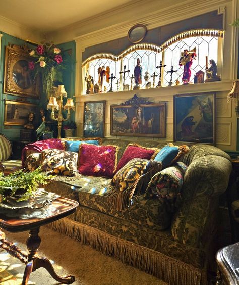 Kitsch Living Room, Electric Maximalist, Maxamilist House, Bohemian Maximalist Decor, Maximalist Decor Small Spaces, Maximalist House, Mexican Style Home, Vintage Maximalism, Maximalist Decor