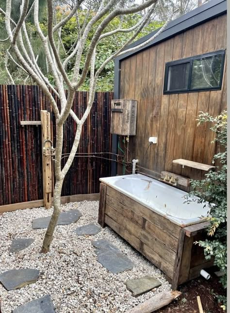 Steel Tube Ideas, Ice Bath Outdoor, Tile Bathtub Ideas, Bathtub Outside, Outdoor Bathtub Ideas, Photoshoot Bathtub, Bathtub Garden, Outside Bathtub, Outside Bath