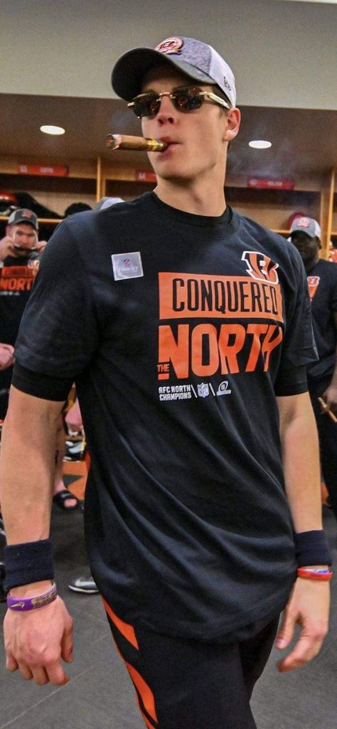 Football Player Boyfriend, Joe Burrow Cute, Joe Borrow, Smokin Joes, Air Force 1 Outfit, Cincinnati Bengals Football, Bengals Football, Estilo Indie, Football Love