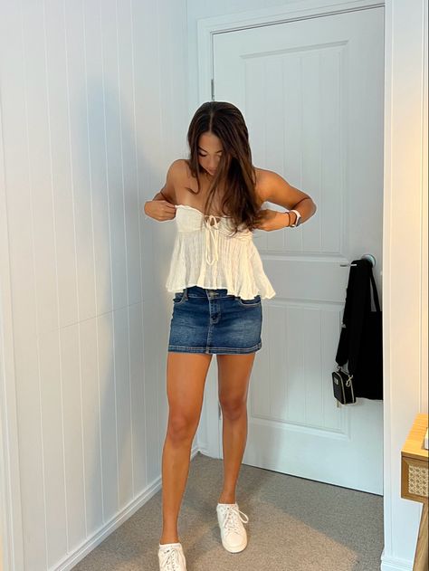 Jean Skirt Beach Outfit, Summer Outfit Inspo Skirt, Cute Outfits With Denim Skirt, How To Style Mini Denim Skirts, California Outfit Ideas, Jean Skirt Outfits Concert, Denim Skirt Inspo Outfit, Black Mini Skirt Outfits Summer, Summer Outfits Jean Skirt