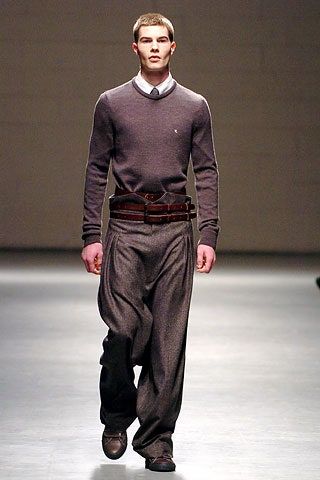 Raf Simons Fall 2005 Menswear collection, runway looks, beauty, models, and reviews. Raf Simmons Outfit, Raf Simons 90s, Mens Autumn Outfits, Raf Simons Runway, Outfits Put Together, Raf Simons Menswear, Raf Simmons, Double Belt, Street Fashion Men Streetwear