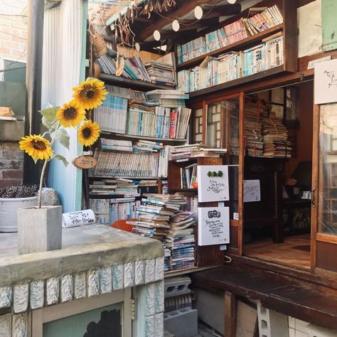 Korean Bookstore, Bookstore Aesthetic, Bookstore Cafe, Library Aesthetic, Coffee Shop Aesthetic, Popular Photography, Aesthetic Japan, Korea Travel, Dream Living