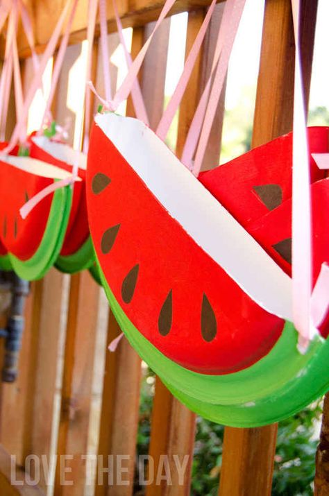 Make a Paper Plate Watermelon Purse Paper Plates Crafts, Watermelon Purse, Paper Plate Art, Watermelon Crafts, Paper Plate Crafts For Kids, Watermelon Party, Fiesta Tropical, Purse Tutorial, Summer Crafts For Kids