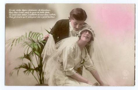 Wedding postcard, late 1910s. 1930 Wedding, 1920s Bride, Vintage Bridal Fashion, Couples Vintage, Simple Bouquet, Vintage Foto's, Chic Vintage Brides, Postal Vintage, Vintage Brides