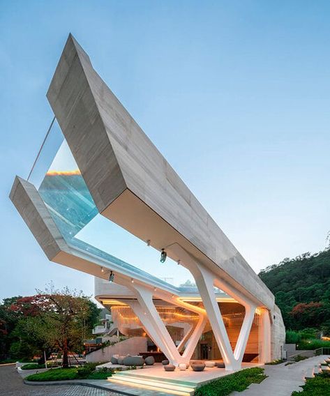 Cantilever Architecture, Green Balcony, Khao Yai National Park, Bathroom Balcony, Suite Room, Mad Architects, Khao Yai, Forest Cabin, Suite Bathroom