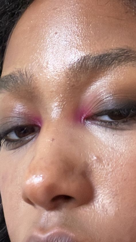 Pink Grunge Makeup Looks, Grunge Pink Makeup, Quick Eyeshadow Looks, Black And Pink Eyeshadow, Pink And Black Eyeshadow Looks, Pink Grunge Makeup, Alt Eyeshadow, Dark Pink Makeup, Pink And Black Eye Makeup