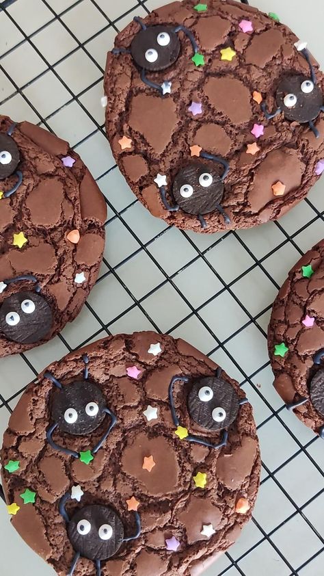 Brownie cookies (or Brookies as some call it) featuring soot sprites from Spirited Away. Studio Ghibli Party, Soot Sprites, Kawaii Cooking, Halloween Baking, Cute Baking, Cute Snacks, Brownie Cookies, Kawaii Food, Cute Desserts