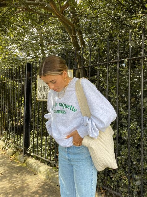 Light Grey Sweatshirt Outfit, Grey Crewneck Outfit Aesthetic, Outfit Ideas With Grey Hoodie, Grey Embroidered Sweatshirt, Oversized Grey Sweatshirt Outfit, Grey Sweatshirt Outfit Aesthetic, Graphic Crewneck Outfit, Light Grey Hoodie Outfit, Oversize Crewneck Outfit