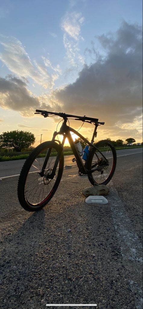 Sunset Bike Fixie Wallpaper, Kochi Metro, Biking Aesthetic, Bike Pictures, Bike Aesthetic, Road Photography, Snap Streak Ideas Easy, Instagram Picture Quotes, Army Pics