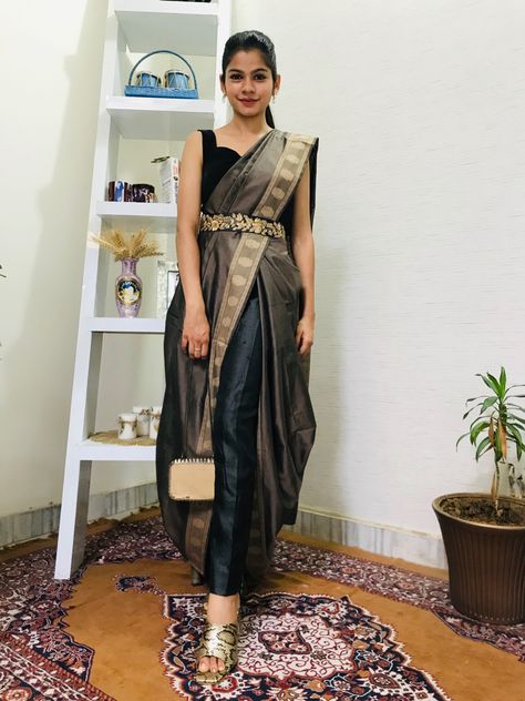 Saree On Jeans Pant, Saree On Pants, Wearing Saree In Different Ways, Indowestern Saree Draping, Indo Western Saree Drape, Mismatch Outfit Ideas, Styling Saree, Sari Draping, Clothing Fancy