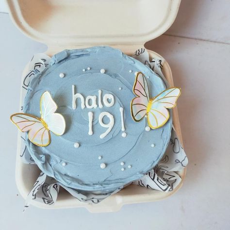 Kue Ultah Mini Aesthetic, Kue Korean Cake, Smash Cake Birthday, Korean Pastry, Lunch Box Cake, Bday Cake Ideas, Happy Birthday 18th, Sweet 17, Bento Cakes