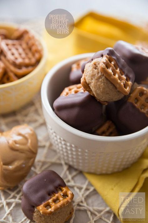 Peanut Butter Pretzel Bites // Calling all of my peanut butter and chocolate fans! These little morsels are the perfect little treat sandwiched in between the perfect little salty pretzel snacks! A great treat for any occasion! | Tried and Tasty Peanut Butter Pretzel Bites, Pretzel Bites Recipes, Salty Sweet Snacks, Pretzel Snacks, Chocolate Covered Peanuts, Summer Eats, Peanut Butter Pretzel, Mini Pretzels, Melting Chocolate Chips