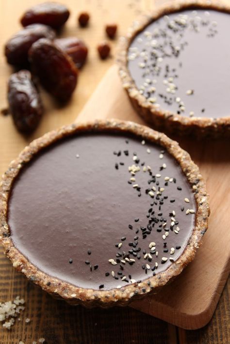 tahini infused chocolate black sesame tarts Sesame Recipes, Rice Puffs, Infused Chocolate, Chocolate Tarts, Tartlets Recipe, Black Sesame, Chocolate Tart, Sugar Free Desserts, Vegan Treats