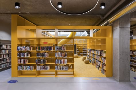 Aalter Public Library, Belgium Library Lobby Interior Design, Public Space Interior Design, Academic Library Design, Library Of Things, Library Interior Design Public, School Library Design Interior, Library Shelves Design, Library Modern Design, Small Library Design