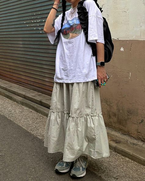 fashion - Google Drive Oversized T Shirt Summer Outfit, Broquette Outfits, Oversized Skirt Outfit, Japan Outfit Ideas Spring, Summer Japanese Outfits, Japan Summer Fashion, Sundays Best Outfits, Shirt And Long Skirt, Long Flared Skirt