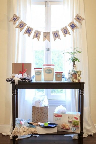 If you're looking for great housewarming party ideas, check out these 7 tips for throwing an awesome housewarming party! Housewarming Party Ideas, Housewarming Party Favors, Housewarming Party Games, Housewarming Party Decorations, Modern Baby Shower Games, Housewarming Gift Baskets, Funny Baby Shower Games, Housewarming Decorations, Joy Gifts