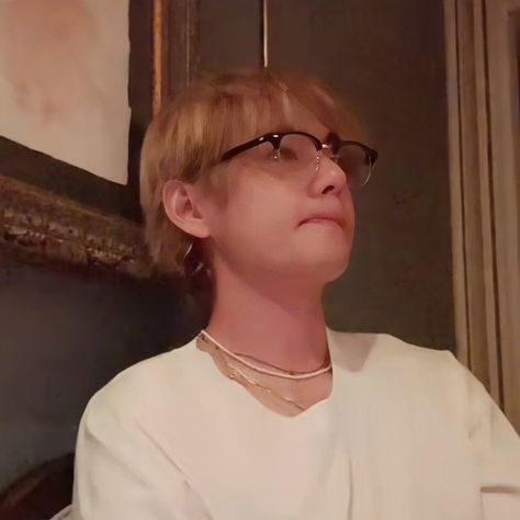 Taehyung Icons Lq, Taehyung Vlive, Tae Icon, Taehyung Icon, Bts Aesthetic, Beautiful Ocean, Bts Taehyung, Kim Taehyung, Angel