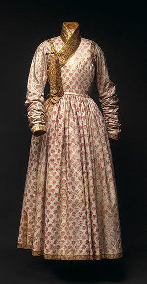 at the Met: Man's robe, second half of 17th century; Mughal  India  Painted cotton with applied gold leaf Mughal Costumes, Gunpowder Empires, Mughal Fashion, Indian Garments, Traditional Textiles, 17th Century Fashion, Sca Garb, Eastern Fashion, Old Dress