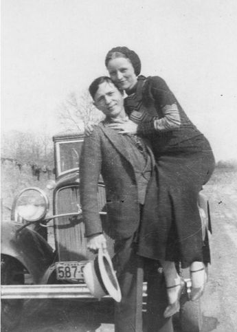 Photos of the Real Bonnie and Clyde of the Notorious Barrow Gang Photographed by W.D. Jones, 1933 Bonnie And Clyde Tattoo, Bonnie And Clyde Photos, Clyde Barrow, Colorized Historical Photos, Louis Wain Cats, Bonnie Parker, Life On The Edge, Vintage Photo Prints, Bonnie And Clyde