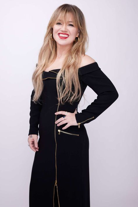 Kelly Clarkson Says She 'Never Wanted to Get Married' (Exclusive) Kelly Clarkson Hair 2024, Kelly Clarkson Bangs, Enjoying Single Life, Kelly Clarkson Wedding, Kelly Clarkson Hair, Summer Pallet, Talk Show Host, Loretta Lynn, Single Life