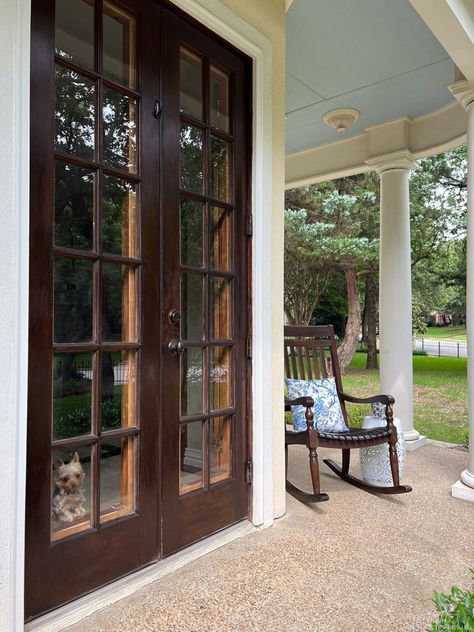 Bring a touch of welcoming Southern hospitality to your home with these porch and patio ideas to create charming, inviting, and relaxing outdoor spaces! Porch And Patio Ideas, Southern Home Exterior, Relaxing Outdoor Spaces, Southern Porch, Porch And Patio, Southern Porches, Patio Decorating Ideas, Southern Hospitality, Southern Home