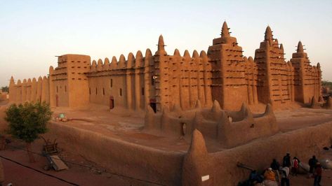 Timbuktu Mali. Built in 1327 Mansa Musa paid the designer 200kg of gold. Timbuktu Mali, African Empires, African History, Islamic Architecture, Pompeii, West Africa, Unesco World Heritage Site, Unesco World Heritage, Heritage Site