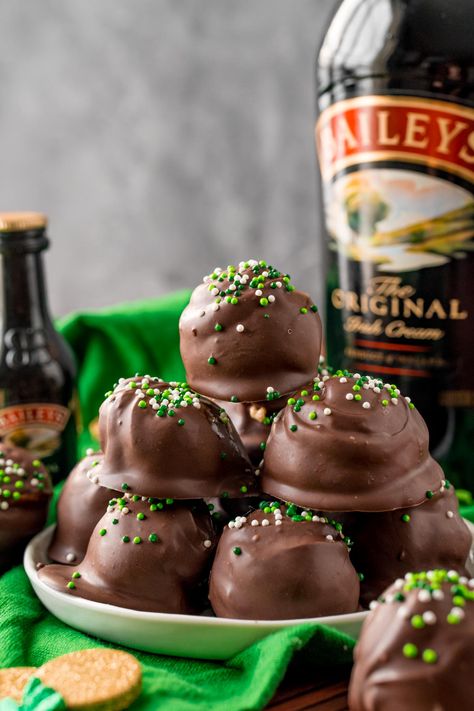 No Bake Bailey's Cheesecake Balls have a creamy 4-ingredient Irish cream cheesecake filling that's then dipped in smooth melted chocolate! The perfect St. Patrick's Day dessert to enjoy with friends and family! Bailey Irish Cream Dip, Brownies With Baileys Irish Cream, Baileys Irish Cream Bundt Cake, Frangelico Recipes Desserts, Chocolate Cheesecake Balls, Bailey’s Fudge, Baileys Truffles Recipe, Truffle Dessert Recipes, Baileys Cheesecake Balls