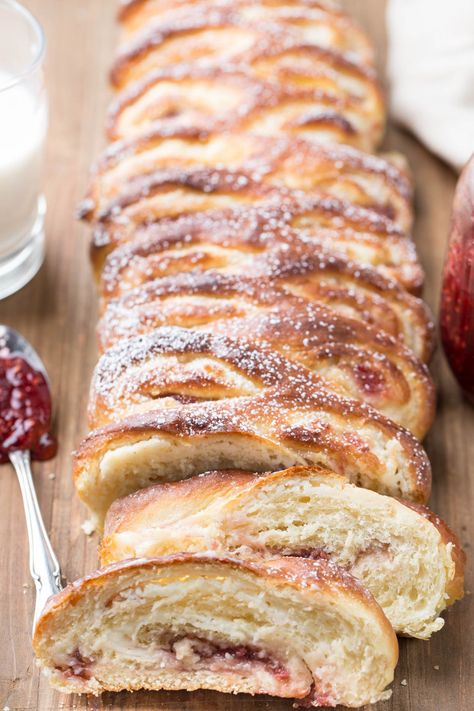 This delicious twisted sweet bread recipe is filled with jam and a sweet cream cheese mixture. Perfect for breakfast with coffee. Sweet Bread Meat, Sweet Bread Recipe, Bread Twists, Bread Recipe Video, Best Bread Machine, Yeast Breads, Yeast Bread Recipes, Fruit Bread, Easter Baking