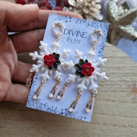 Sparkly snowflakes and cz fittings Obsessed with these, and the mother of pearl sparkle is so beautiful 😍 Definitely a festive statement. Elegant Snowflake, Handmade Clay Jewelry, Christmas Clay, Snowflake Earrings, Book Jewelry, Celestial Jewelry, Handmade Jewelry Gift, Elegant Christmas, Christmas Snowflakes