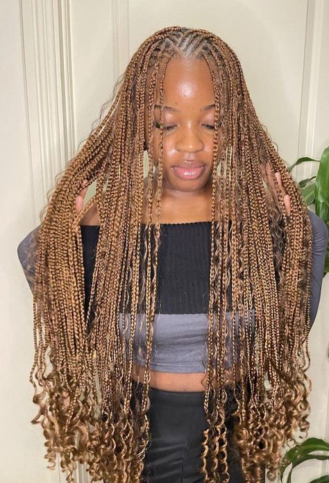 Fulani Braids Honey Blonde, Blonde Flip Over Fulani Braids, Coloured Fulani Braids, Light Brown Fulani Braids, Fulani Designs, Latest Hair Braids Styles 2024, Honey Blonde Fulani Braids, Funali Braids With Knotless, Fulani Braids Blonde