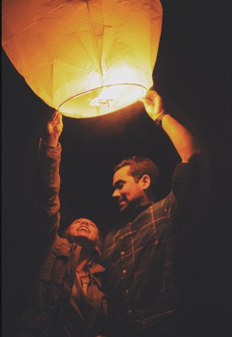 Sky Lanterns Wallpaper, Sky Lanterns Photography, Floating Lantern Festival, Lantern Photography, Sky Lantern, Flying Lantern, Lantern Lighting, Proposal Pictures, Wedding Photoshoot Props