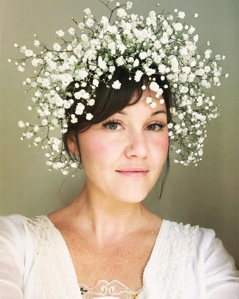 🦢🌨🧁🌬 From @flora.forager on Instagram - Gypsophila / baby's breath - perfect flowers to use for an informal flower crown for a bride Flora Forager, Baby Breath Flower Crown, Wedding Car Decorations, Romantic Woman, Baby Breath, Crown Wedding, Wedding Hair Flowers, Photoshoot Dress, Floral Headpiece