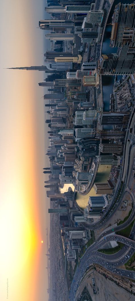 Dubai Wallpaper Desktop, Skyline Wallpaper Desktop, City Skyline Aesthetic, Dubai Landscape, Iphone Background Inspiration, Cityscape Wallpaper, Laptop Wallpaper Desktop Wallpapers, Architecture Wallpaper, Sunset City