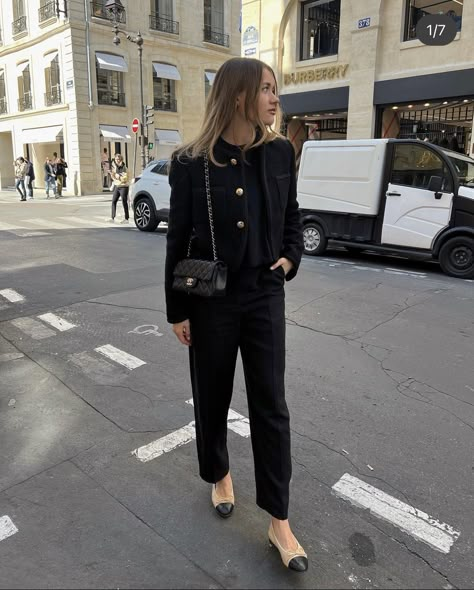 Black Tweed Jacket Outfit, Chanel Jacket Outfit, Black Cardigan Outfit, All Black Outfit For Work, Vinter Mode Outfits, Tweed Jacket Outfit, Summer Business Casual Outfits, Black Tweed Jacket, Ballerina Outfit