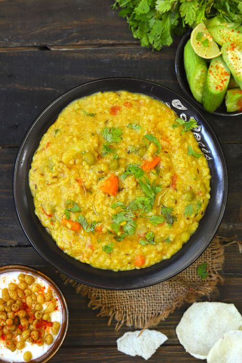 Vegetable Dalia Khichdi Recipe Khichdi Photography, Dalia Recipe Indian, Palak Khichdi Recipe, Daliya Khichdi, Rukmani Krishna, Masala Khichdi, Balanced Diet Chart, Dal Khichdi, Khichdi Recipe