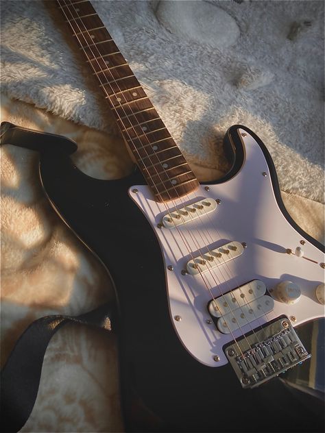 Gitar Vintage, Types Of Guitar, Rockstar Aesthetic, Guitar Photos, Guitar Obsession, Guitar Electric, Cool Electric Guitars, Music Images, Stuff And Thangs