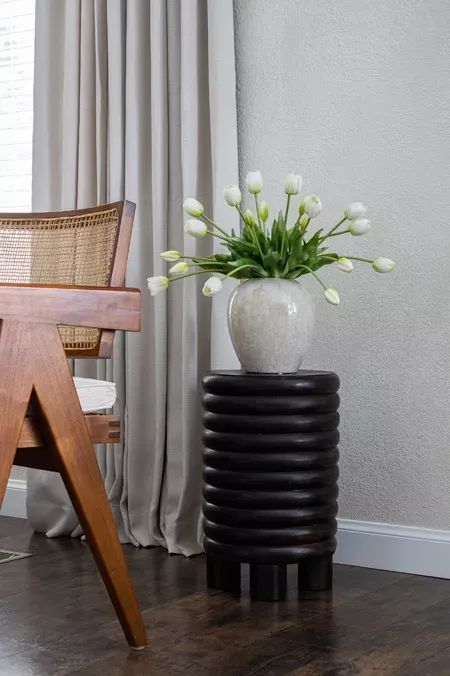 minimalist decor wooden stool, stone vase, flowers Minimalist Home Office, Vase Flowers, Stone Vase, Wooden Stool, Minimalist Room, Diy Home Decor Bedroom, Minimalist Interior Design, Minimal Decor, Diy Home Decor On A Budget