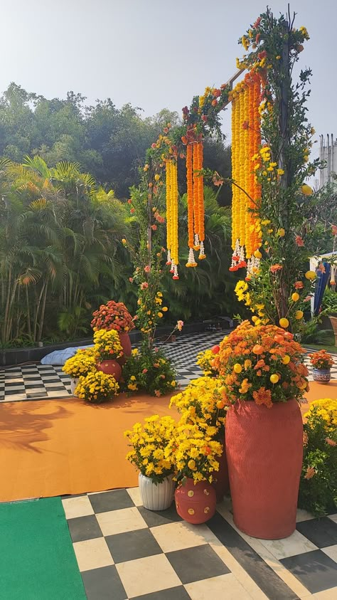 Haldi Ceremony Stage Decorations, Bhaat Ceremony Decor, Indoor Haldi Decor, Haldi Backdrop Stage Decorations, Mandap Designs Outdoor, Haldi Stage Decor, Haldi Entrance Decor, Backdrop Stage Decorations, Haldi Entrance