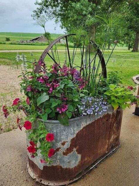 Antique Yard Decor Ideas, Galvanized Garden Ideas, Country Garden Decor, Garden Containers, Garden Yard Ideas, Rustic Garden Decor, Deck Decorating, Garden Cottage, Country Gardening