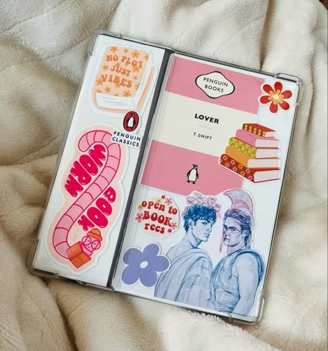 I haven’t seen many of these Kindles (Oasis) being decorated, so i wanted to share mine! Stickers are from Redbubble and Etsy. Decorating Kindle, Kindle Oasis Aesthetic, Kindle Decor, Kindle Paperwhite Aesthetic Stickers, Kindle Stickers, Kindle Decoration, Decorated Kindle Case Stickers, Kindle Sticker Aesthetic Case, Decorated Kindle