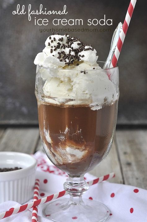 ice cream soda Old Fashioned Ice Cream, Ice Cream Soda, Soda Shop, Ice Cream Floats, Soda Recipe, Milkshake Recipes, Ice Cream Treats, Milk Shakes, Ice Cream Toppings