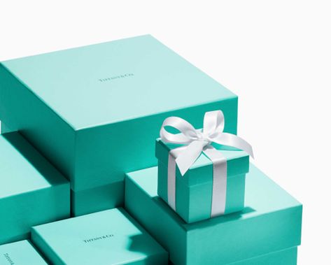 Hennessy Bottle, Jewellery Market, Luxury Brand Packaging, Tiffany Blue Box, Tiffany Box, Jewellery Marketing, Kitchen Tile, Luxury Packaging, Blue Box