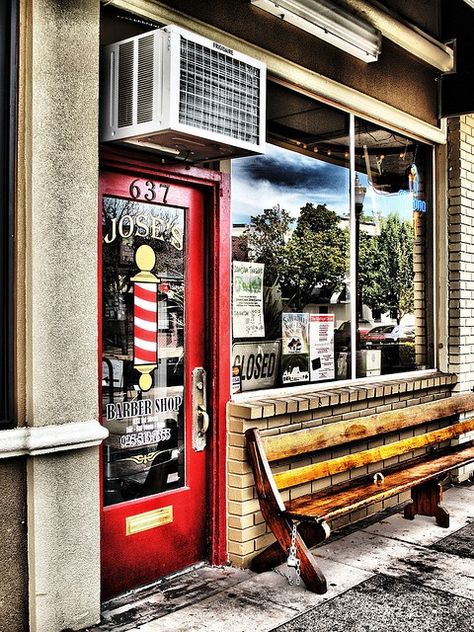 Old School Barber Shop, Blatt Tattoos, Best Barber Shop, Barber Shop Interior, Master Barber, Coin Photo, Hair Salon Interior, Shop Facade, Barbershop Design