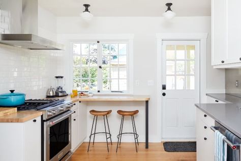 Kitchen corner breakfast bar window seating | Craftsman Charm Meets Mid-Century Modern - Model Remodel, Seattle, WA  (© Cindy Apple Photography) Corner Breakfast Bar, Window Breakfast Bar, Window Bar Seating, Breakfast Bar Window, Kitchen Seating Ideas, Craftsman Kitchen Ideas, Mission Style Kitchens, Craftsman Kitchens, Bar Window