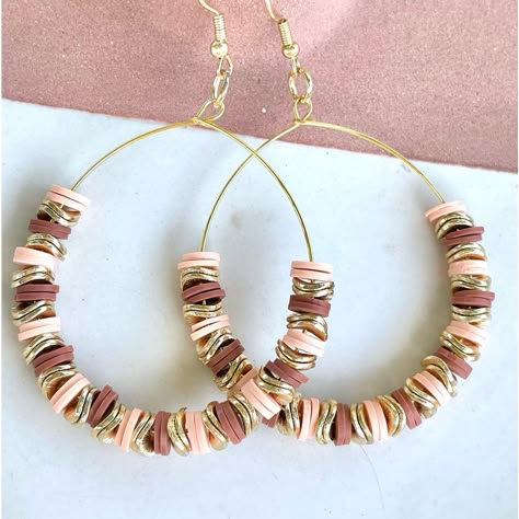 Nwt Handmade Birch House Jewelry Made By Naomi Pumpkin Spice Creamy Peach And Burnt Rose Heishi Bead And Gold Hoop Earrings. Handmade Materials: Brushed Gold Wavy Disc Spacer Beads, Gold Plated Wire, Gold Plated Stainless Steel Nickel Free War Wire Hooks, Polymer Clay Heishi Beads, Rubber Stoppers Approx 2.25” Long All Earrings Are Packaged On A White Earring Card With The Birch House Jewelry Logo Comes With A Cute Burlap Jewelry Bag Perfect For A Gift. Heishi Bead Jewelry Ideas, Polymer Bead Bracelets Ideas, Heishi Bead Jewelry, Fall Inspired Jewelry, Diy Beaded Hoop Earrings, Clay And Bead Earrings, Heshi Bead Ideas, Clay Bead Earrings Ideas, Clay Bead Jewelry Ideas