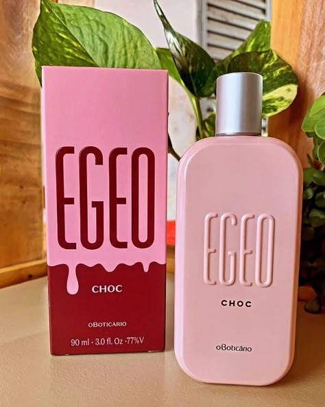 •Egeo choc 🍫 •Por 140,00$ É aquela fragrância docinha que tem tudo o que aquece o coração,como chocolate 🍫😍. Uma combinação de cheiros fascinantes: chocolate, creme de leite e chantilly. E,para ficar ainda mais apaixonante,um toque final de flor de laranjeira com damasco. É experimentar e se apaixonar. #asuadiversãopedeegeo . Floriental Gourmand. Facilitamos a forma de pagamento.🛍️🛒✅ Chocolate Creme, Gifts For My Girlfriend, Body Spray, Glow Up?, Vision Board, Moisturizer, Lily, Soap, Skin Care