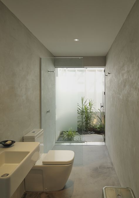 Bathroom Courtyard, Bathroom With Private Toilet, Master Bath With Private Toilet, Bathroom Atrium, Bathroom With Garden View, Private Garden Off Master Bath, Indoor Courtyard, Scandinavian Bathroom, Small Courtyards